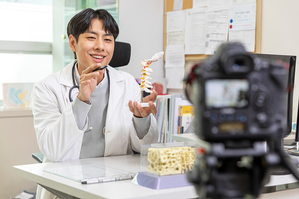 영상 촬영을 완료하고 결과를 안내하는 크리에이터