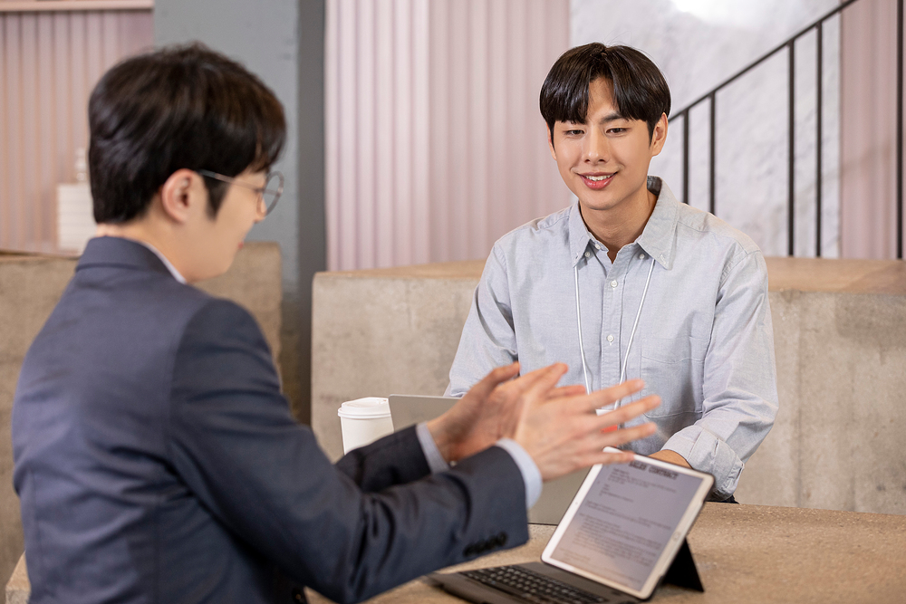 태블릿으로 판매 현황을 확인하는 모습