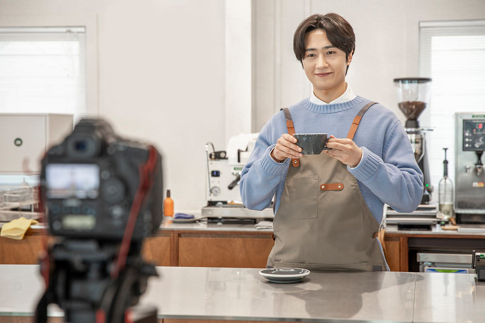 완성된 제품 영상을 촬영하는 크리에이터
